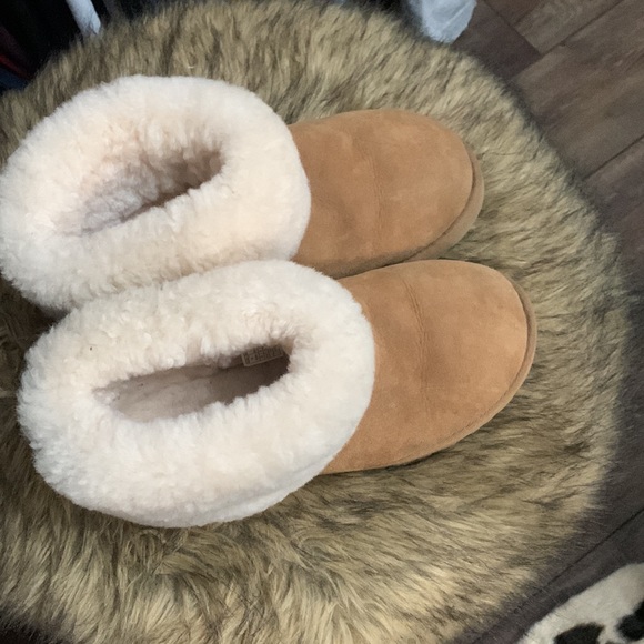 UGG - Picture 2 of 4